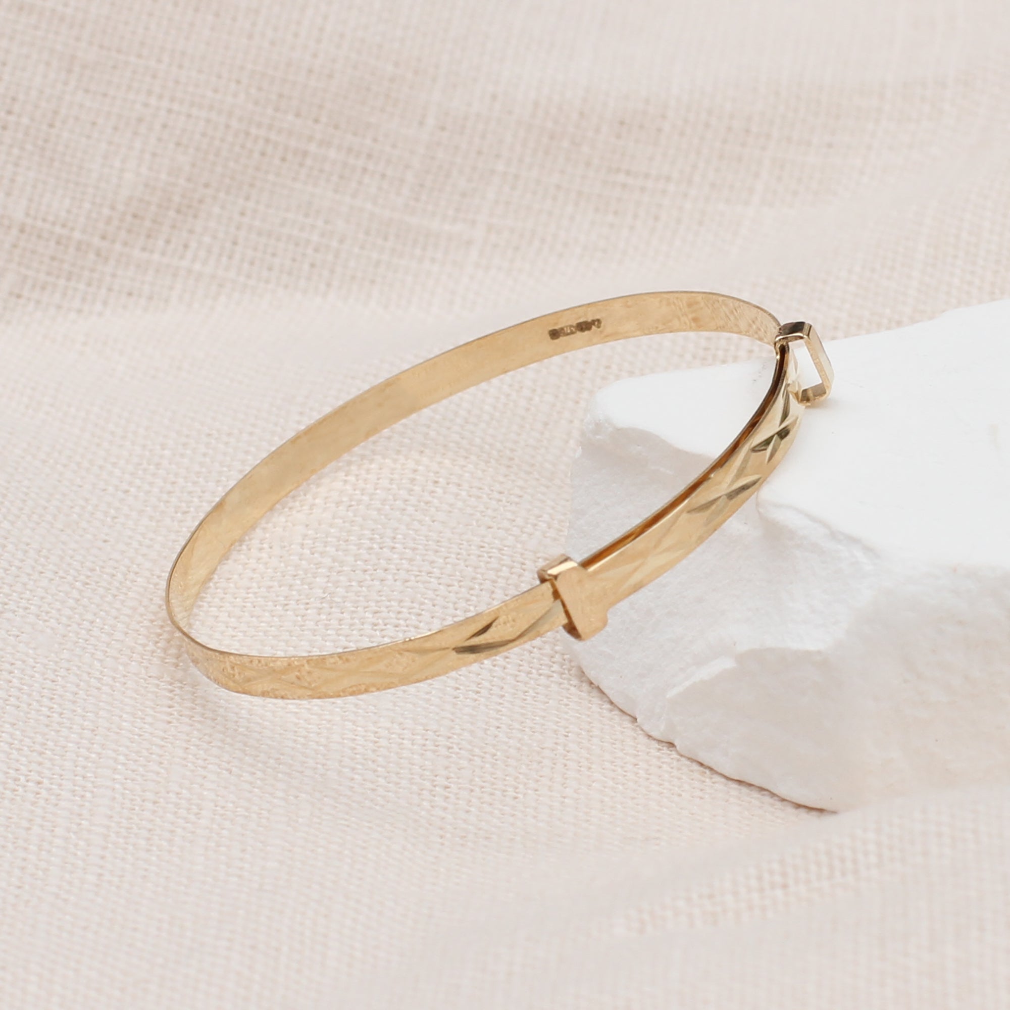 9ct Yellow Gold Diamond Cut Kiss Baby Expandable Bangle
