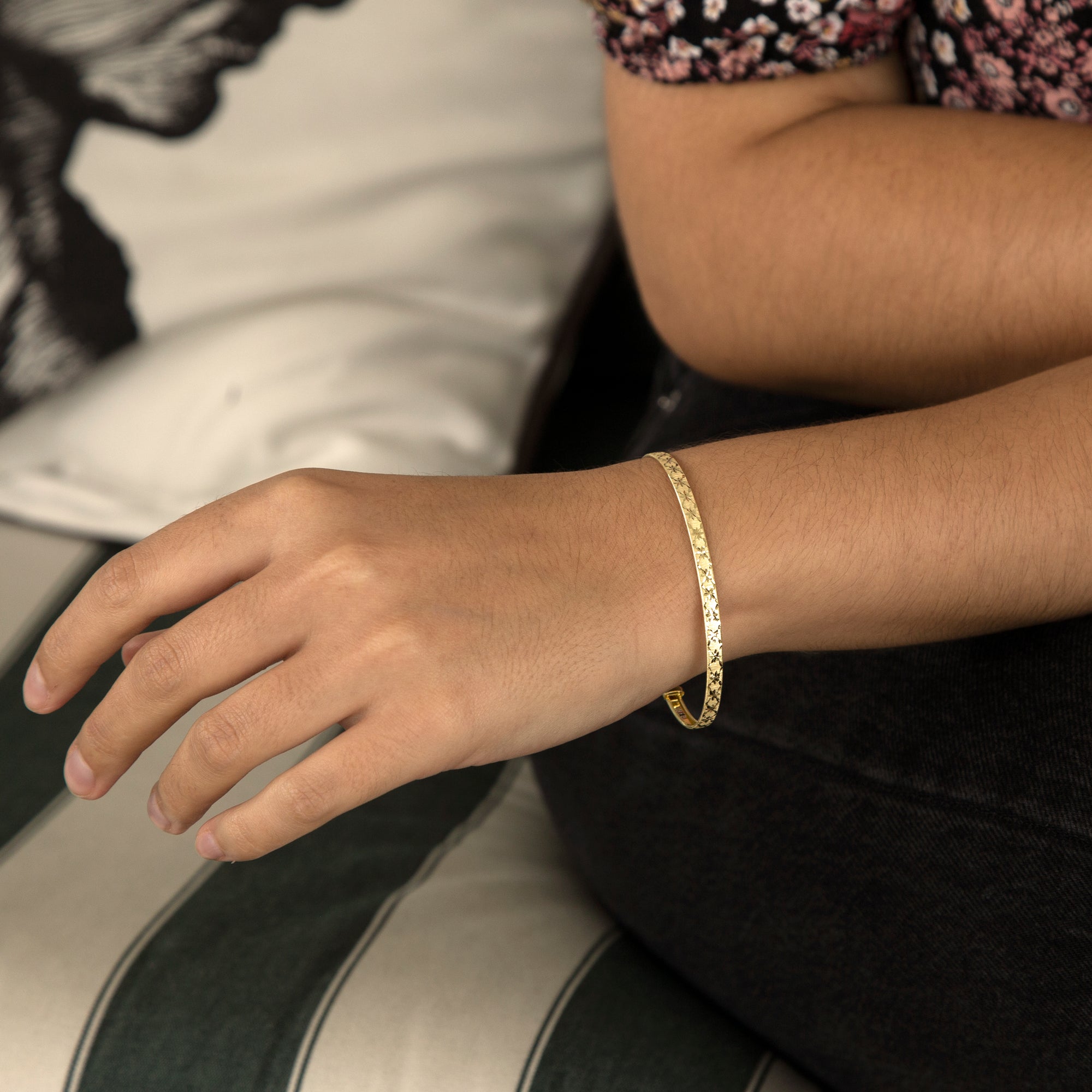 9ct Yellow Gold Diamond Cut Star Pattern Expandable Bangle