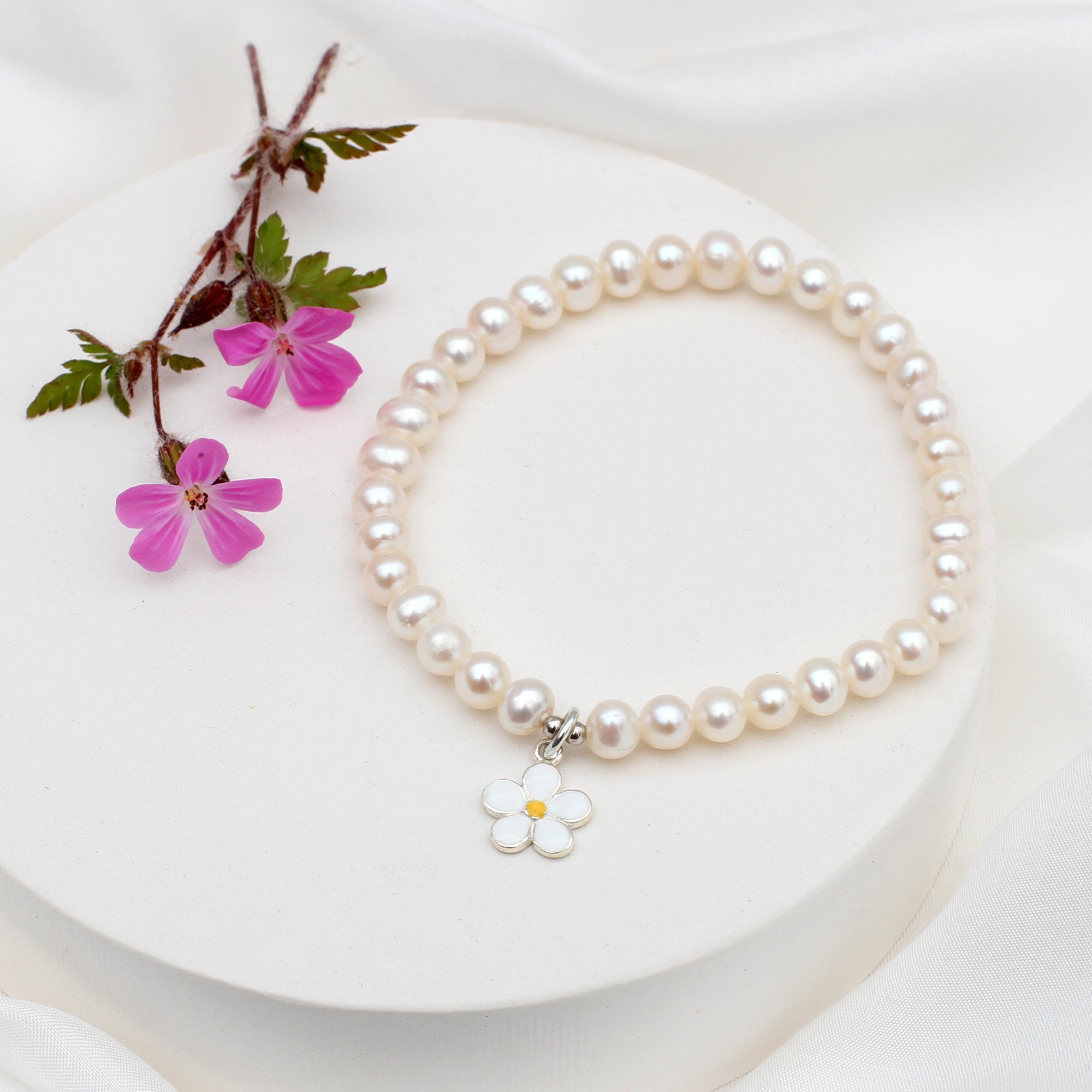 Daisy Charm Pearl Bridesmaid Bracelet