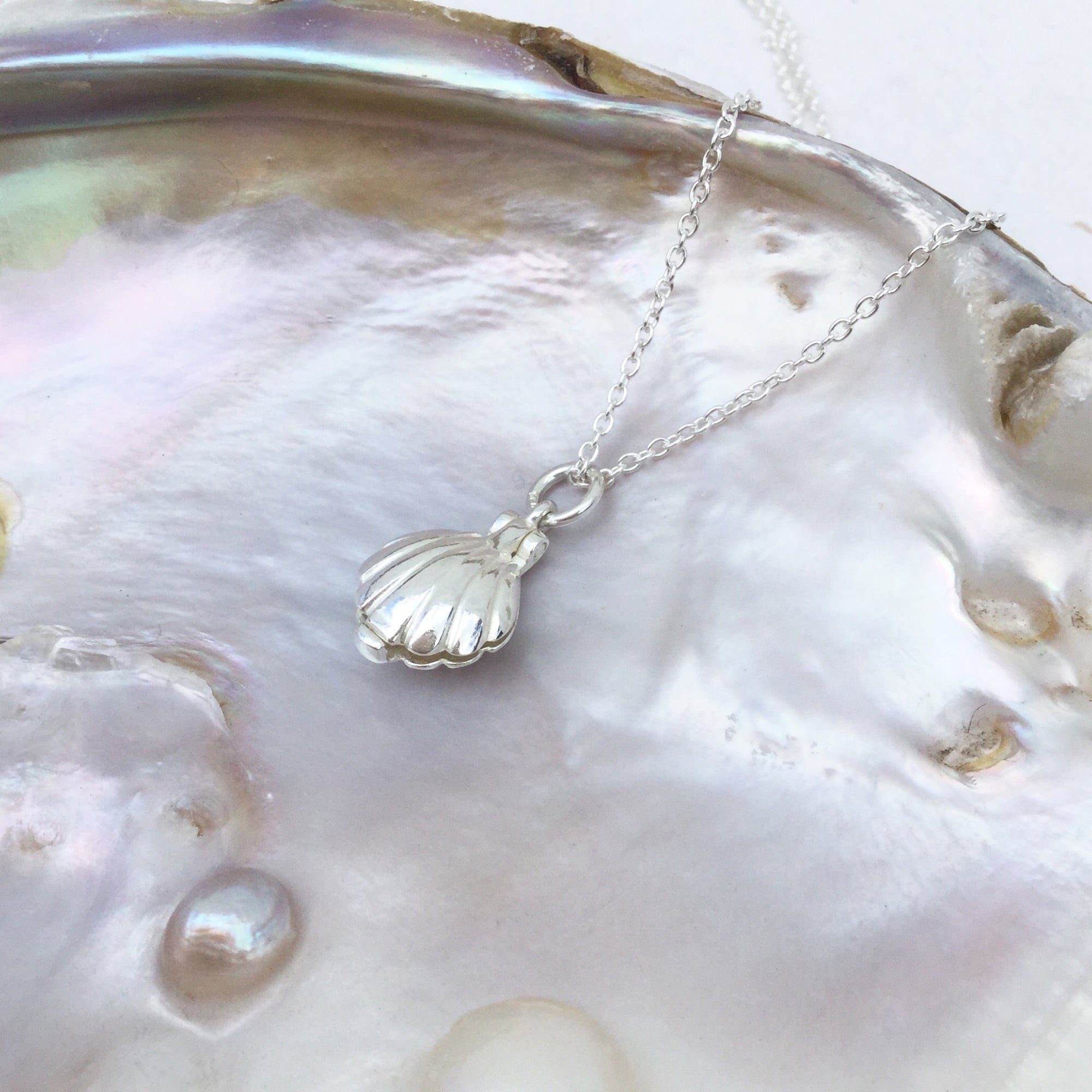 Sterling Silver Opening Shell & Pearl Necklace