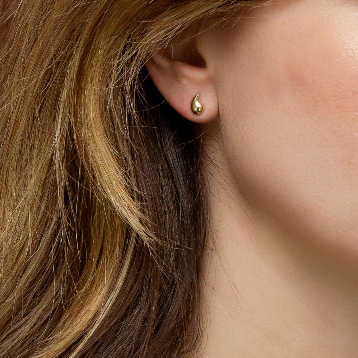 9ct Yellow Gold Curved Teardrop Stud Earrings