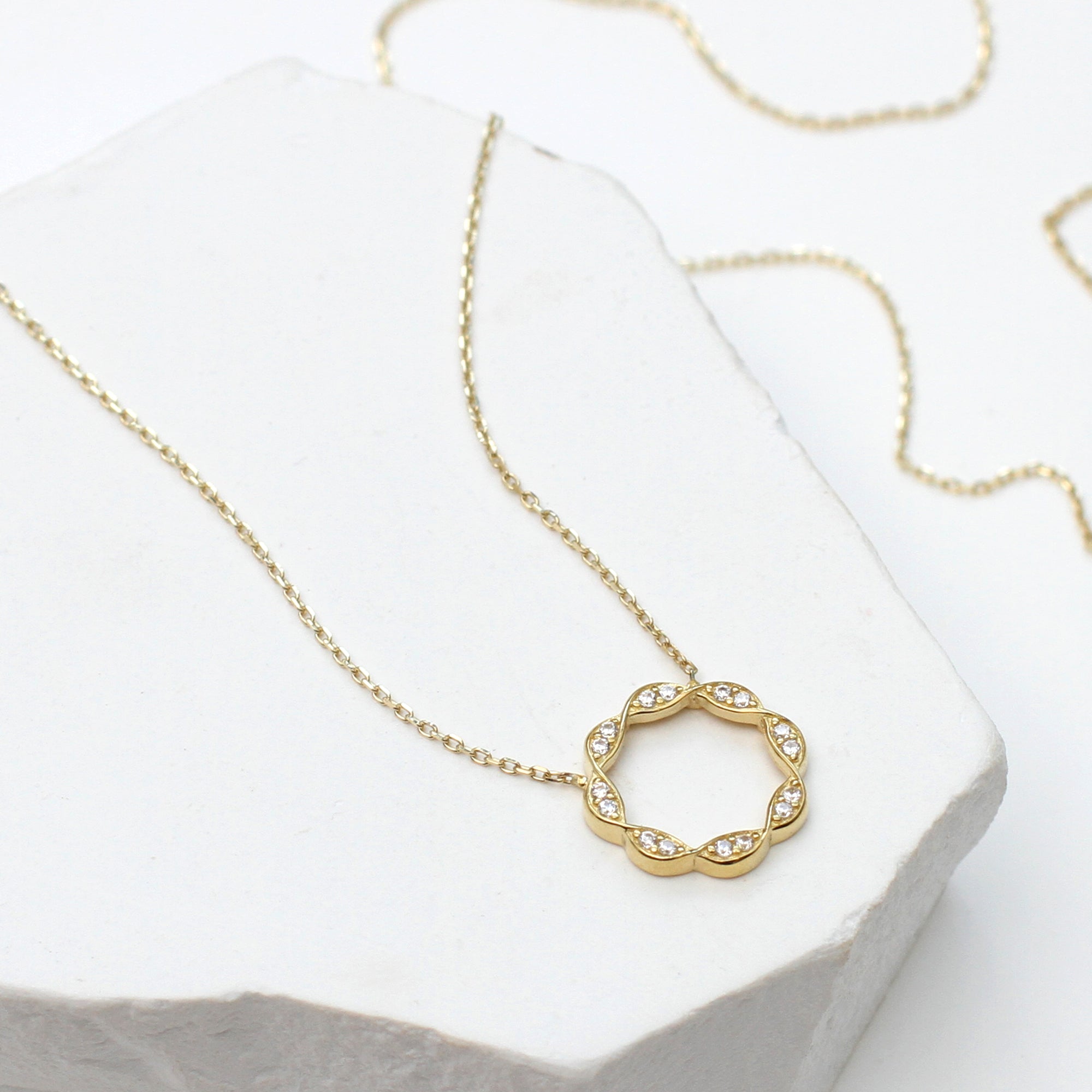 9ct Yellow Gold Cz Twist Circle Trace Chain Necklace