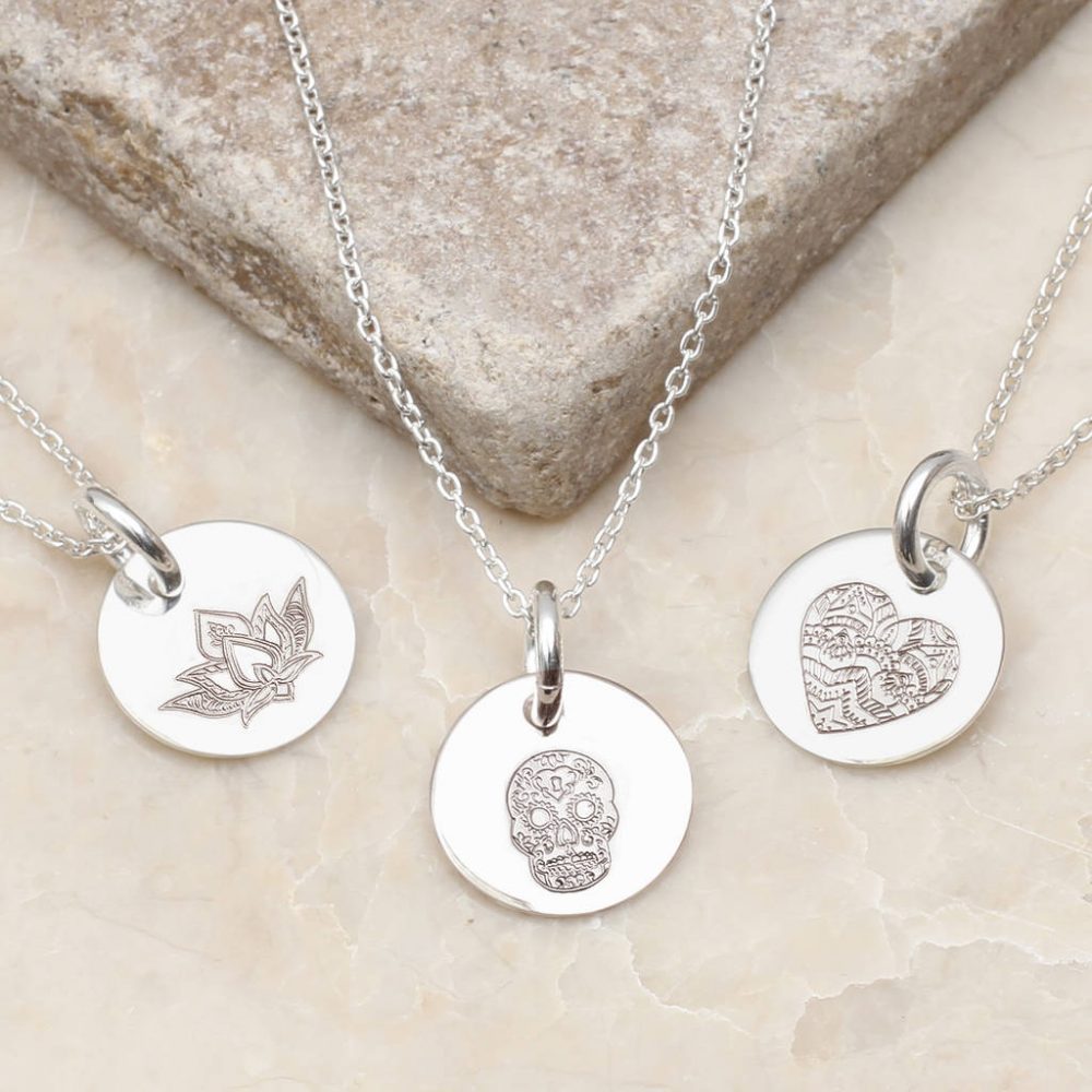 送税込【HURLEY BURLEY】PERSONALISED 9CT GOLD FLOWER NECKLACE 9ct Yellow Gold Engraved Flower Oval Locket Necklace